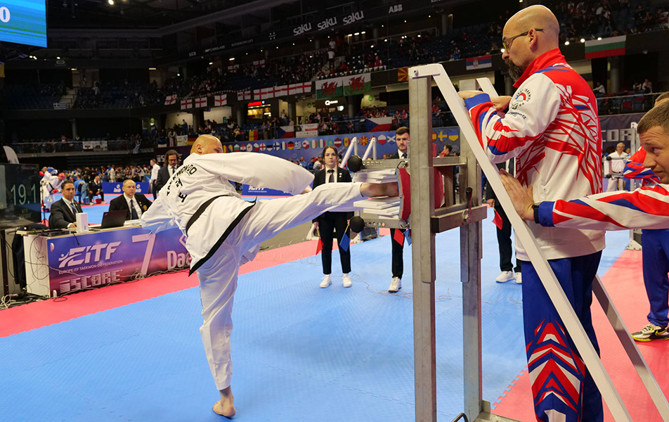 acr-svetovy-bojovnik-taekwondo-pracuje-jako-rekruter-0002-952x600.jpg