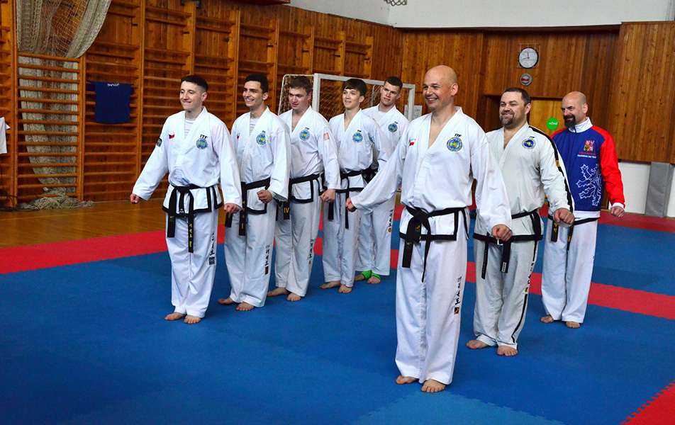 acr-svetovy-bojovnik-taekwondo-pracuje-jako-rekruter-0003-952x600.jpg