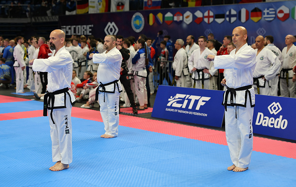 acr-svetovy-bojovnik-taekwondo-pracuje-jako-rekruter-0005-952x600.jpg