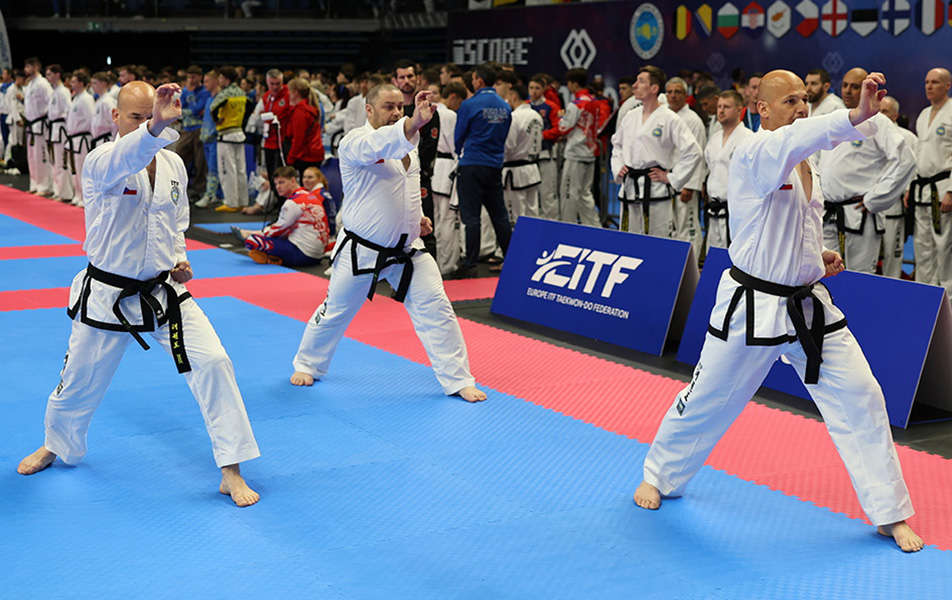 acr-svetovy-bojovnik-taekwondo-pracuje-jako-rekruter-0009-952x600.jpg
