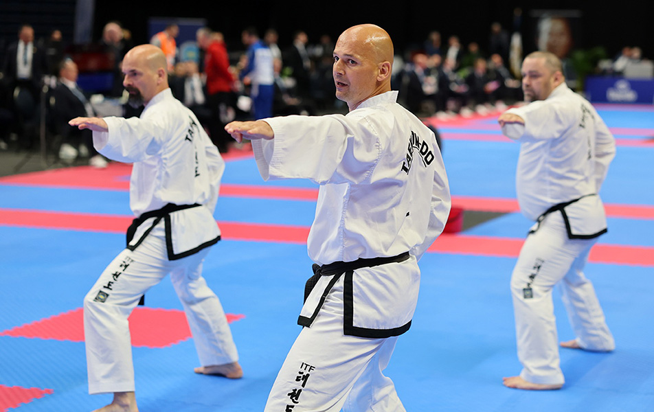 acr-svetovy-bojovnik-taekwondo-pracuje-jako-rekruter-0011-952x600.jpg