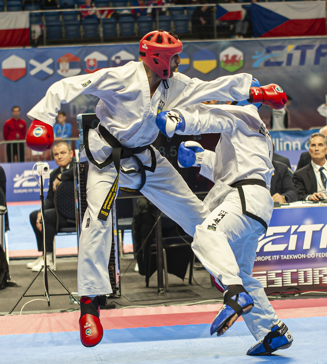 acr-svetovy-bojovnik-taekwondo-pracuje-jako-rekruter-0012-1080x1200.jpg