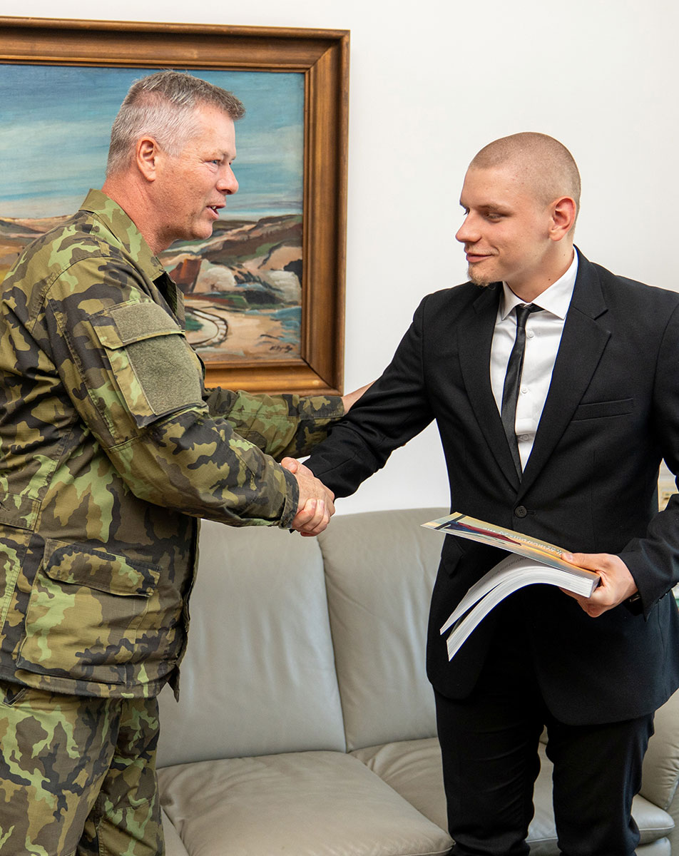 Ředitel Agentury personalitiky AČR brigádní generál Studený ocenil Chmelíkovu aktivitu a snahu pomoci v krizové situaci.