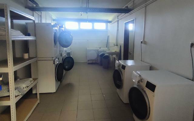 Vojáci mohou v ubytovně využívat společnou prádelnu s automatickými pračkami. Jejich použití je samozřejmě gratis. Totéž platí pro společnou kolárnu. Přímo před domem je k dispozici menší parkoviště, další (a větší) prostor na parkování je v areálu kasáren. Ten je přímo naproti ubytovně. Z domova do práce to tak místní mají jen pár kroků.
