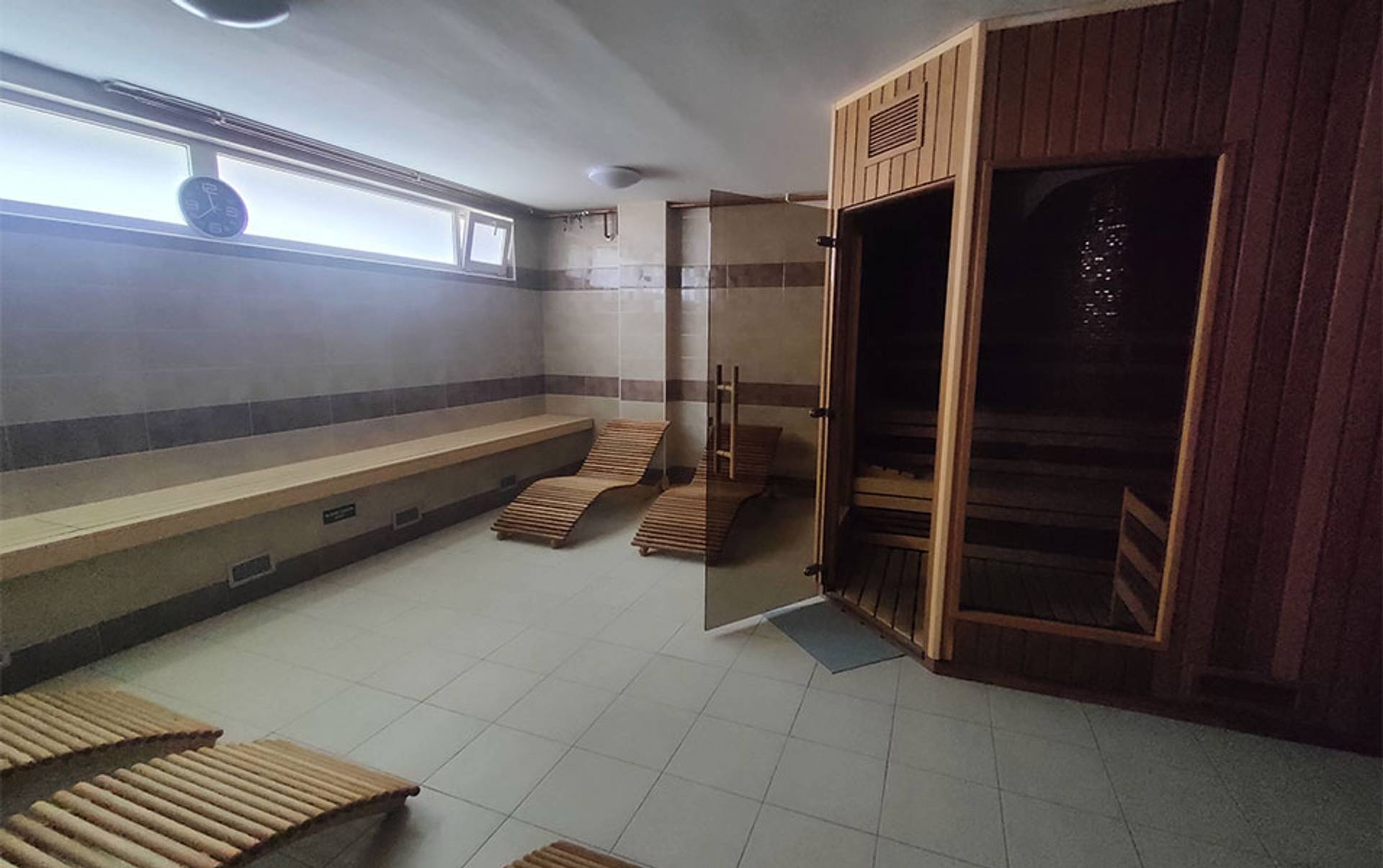Vlastní sauna představuje v jinecké ubytovně jakousi třešničkou na dortu. Ubytovaní vojáci ji mohou využívat dle libosti, přičemž za tento nadstandard nic neplatí – vše je v základním nájmu. Ten se včetně všech poplatků pohybuje od 2 300 do necelých 3 tisíc korun za měsíc (podle pokoje).