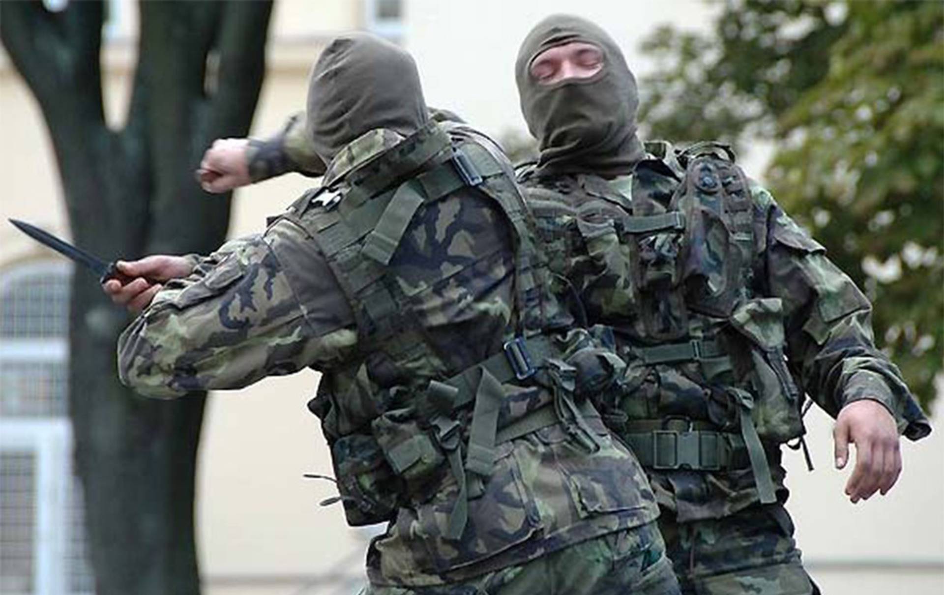 Vojáci se učí ubránit i protivníkovi ozbrojenému tyčí, lopatkou, nožem nebo pistolí a samopalem na krátkou vzdálenost. Smysl všech trénovaných technik je jediný: přežít.