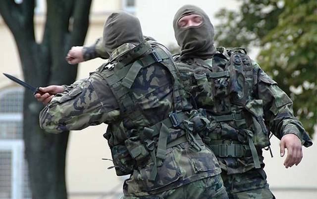 Vojáci se učí ubránit i protivníkovi ozbrojenému tyčí, lopatkou, nožem nebo pistolí a samopalem na krátkou vzdálenost. Smysl všech trénovaných technik je jediný: přežít.