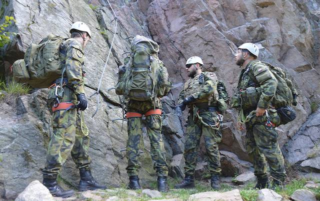 Vojáci se nejprve učí základní pravidla a způsoby použití lezeckého vybavení. Od civilního lezení se to vojenské liší především tím, že veškerý pohyb a přesuny po skalních cestách provádí vojáci v plné výstroji a výzbroji.