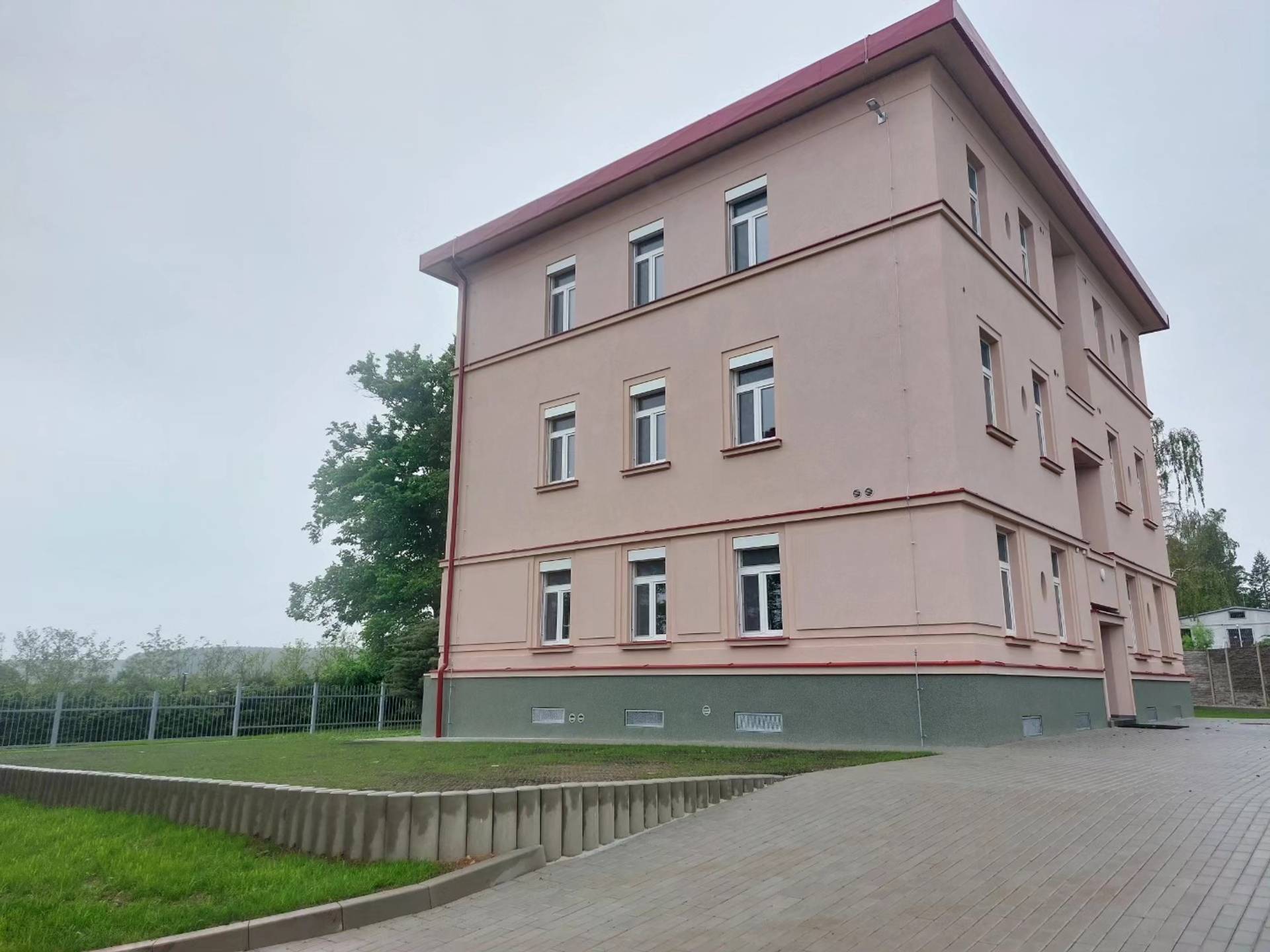 Zrekonstruovaná rakovnická ubytovna se nachází kousek od posádkové ošetřovny. Je opatřena různými nenápadnými vychytávkami, jako například inteligentními venkovními žaluziemi, které se automaticky naklopí podle počasí.