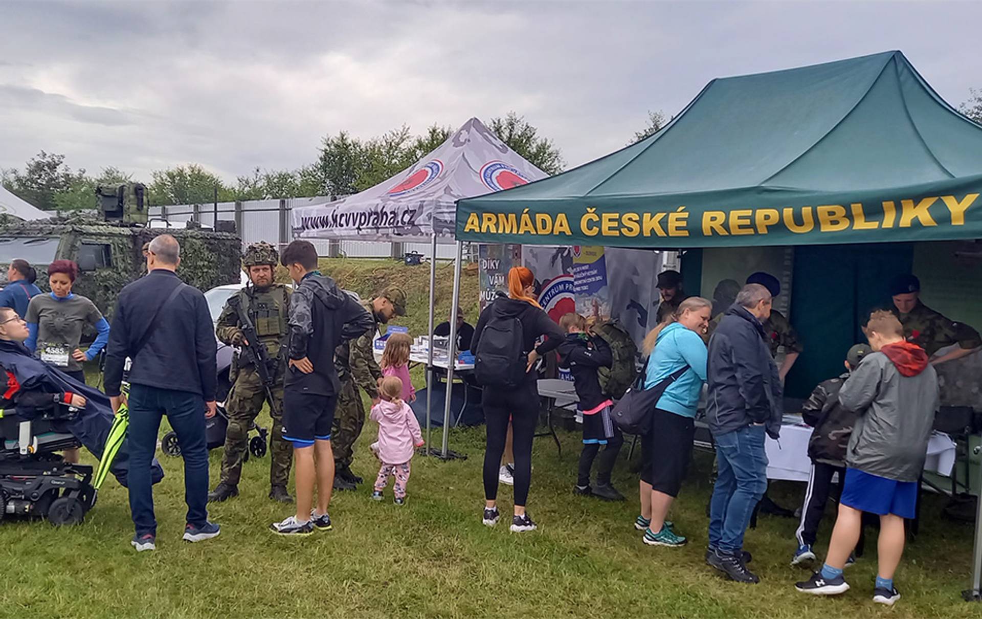 Stánky kariérního centra Armády České republiky byly většinu dnes v obležení lidí. Ti si prohlíželi zbraně, techniku a vyptávali se zejména na podmínky vstupu do Aktivní zálohy nebo i na možnost služby vojáka z povolání.