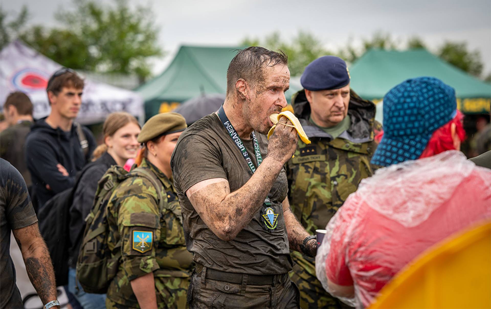 Po doběhu závodu na 15 kilometrů bylo na generálporučíku Řehkovi vidět, že ani on se nevyhnul bahenní koupeli při plížení pod bojovým vozidlem Pandur.
