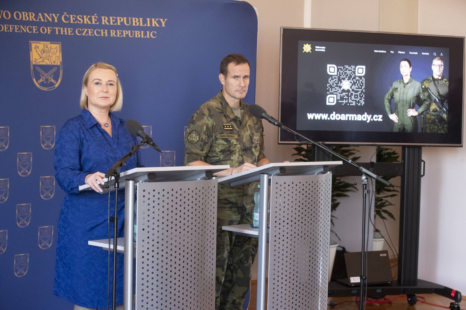 Ministryně obrany Jana Černochová a náčelník generálního štábu, generálporučík Karel Řehka slavnostně zahájili provoz webu doarmady.cz na tiskové konferenci 12. září 2023.