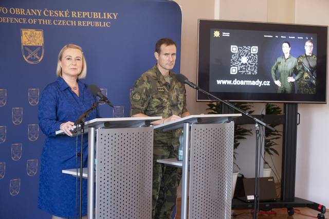 Ministryně obrany Jana Černochová a náčelník generálního štábu, generálporučík Karel Řehka slavnostně zahájili provoz webu doarmady.cz na tiskové konferenci 12. září 2023.