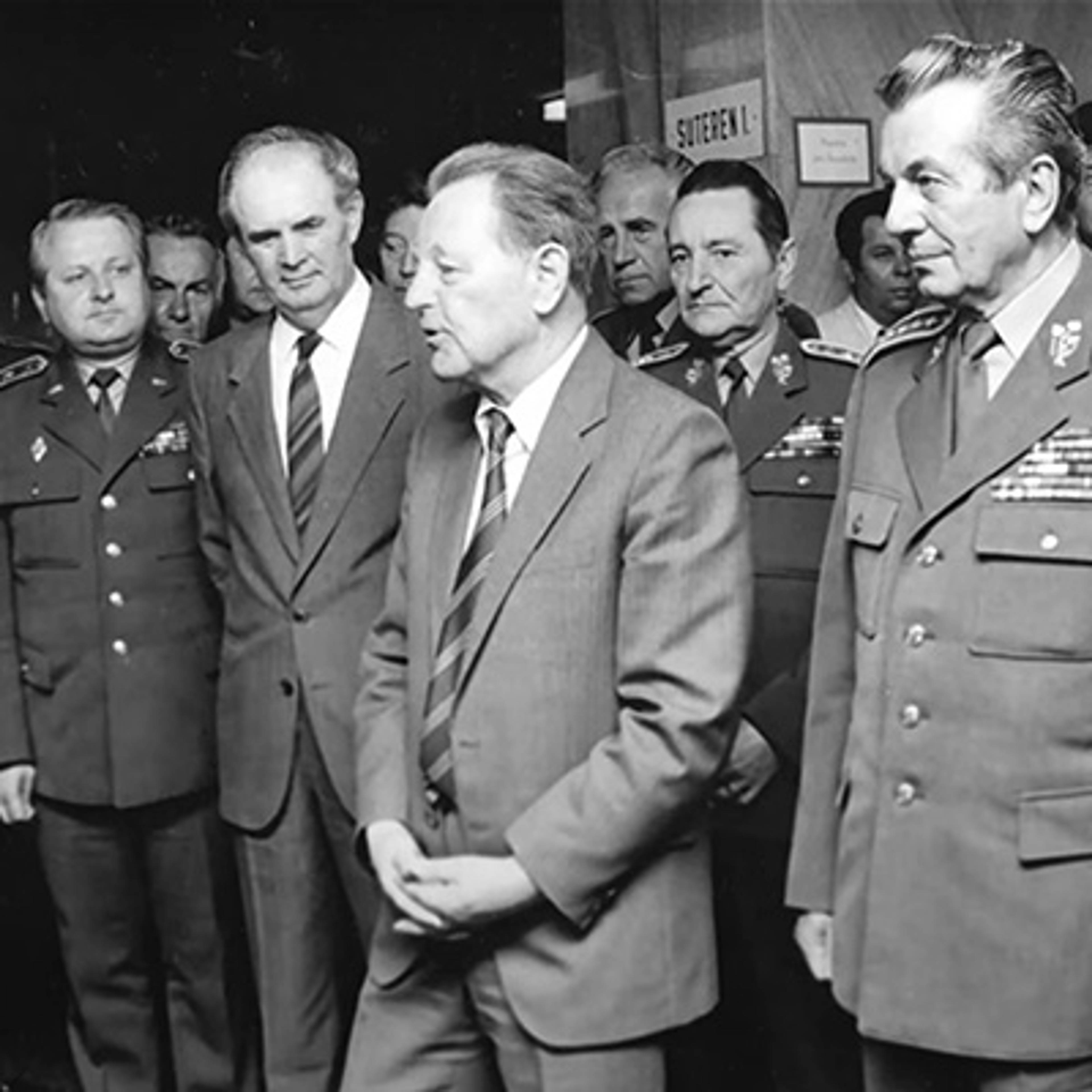 acr-perimetr-listopad-1989-a-nase-armada.jpg