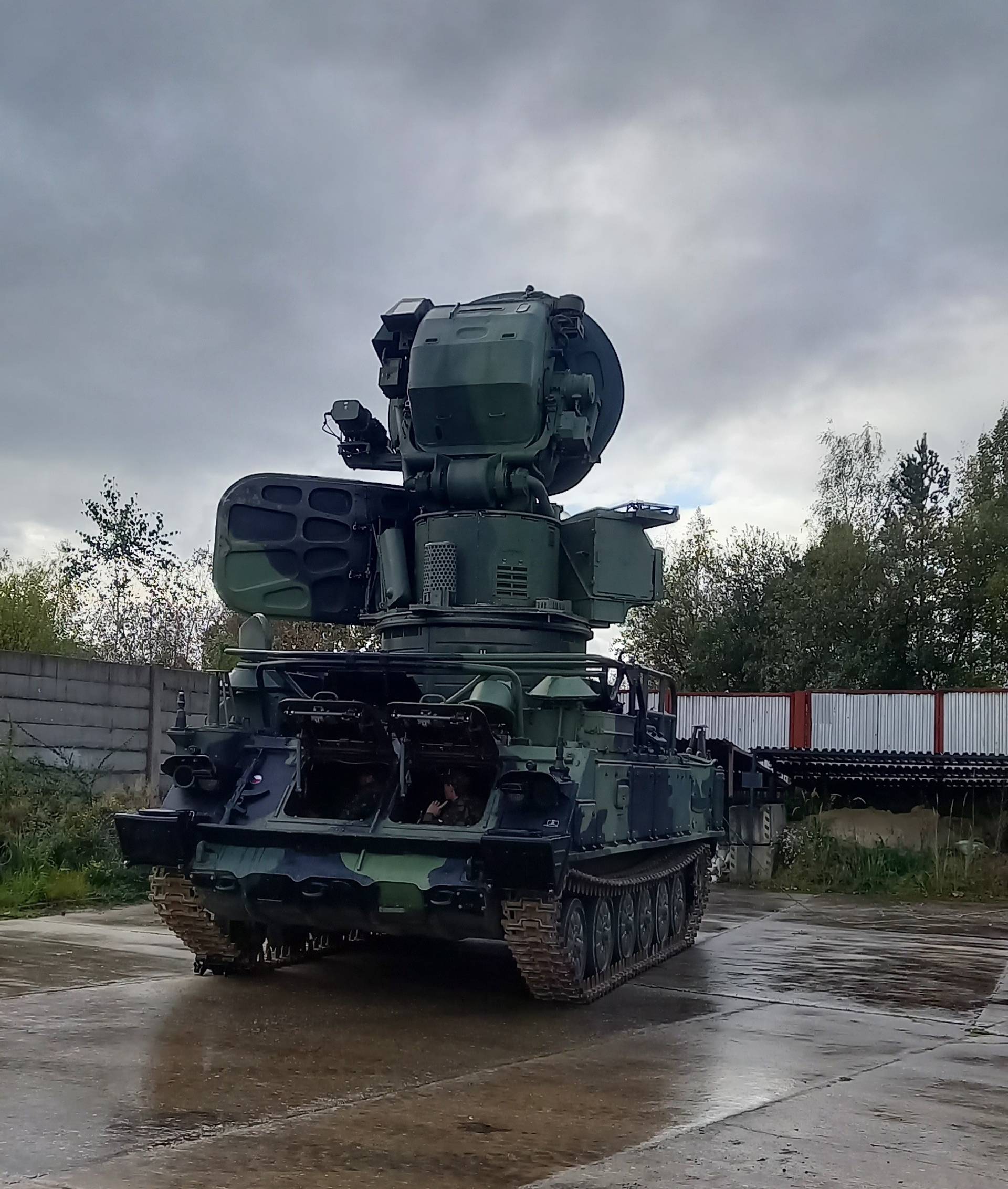 Jedním ze sedmi stanovišť, kde se zájemci o službu v armádě seznamovali s prací strakonických rakeťáků, byl i lokátor sloužící k vyhledávání nepřátelských cílů.