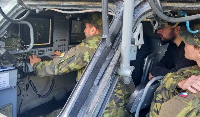 Moderní techniku, kterou využívá 25. protiletadlový raketový pluk ve Strakonicích, si účastníci akce Vojákem na zkoušku mohli nejen prohlédnout zvenku, ale také si ji zevnitř pořádně osahat. Ke všemu dostali zasvěcený výklad místních vojáků.