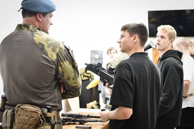 Závěr patřil seznámení s používanými služebními zbraněmi a střelbě na trenažéru.