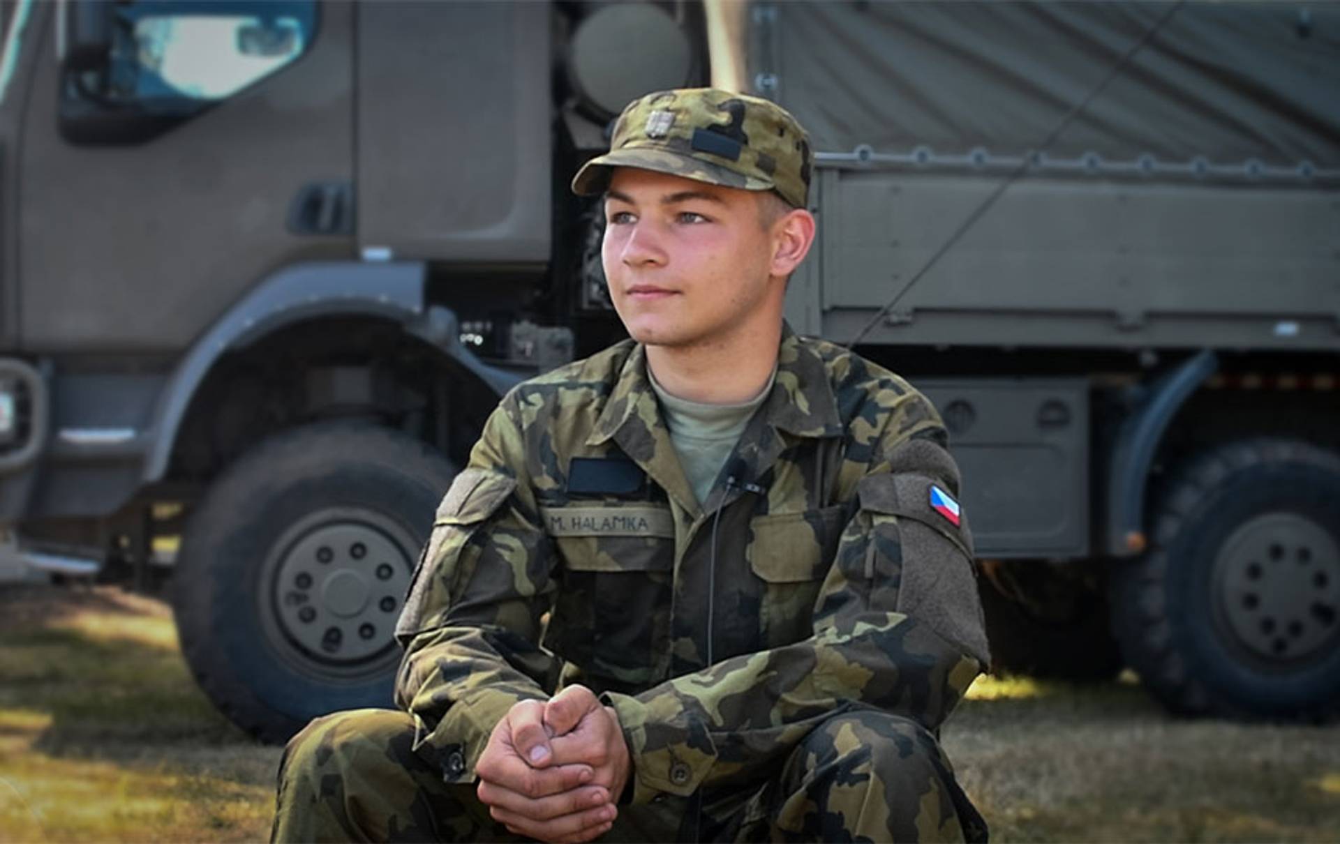 „Pro mne bylo tohle cvičení úžasná možnost, jak si zkusit práci vojáka, naučit se nové věci a zlepšit se jak po fyzické stránce, tak i mentálně – člověka to nejen zocelí, ale dá mu to i nějaký řád do budoucna,“ přiblížil své zkušenosti Marek Halamka, který se letos úspěšně zapojil do stipendijního programu Ministerstva obrany a až bude mít za rok po maturitě, nastoupí k dělostřelcům ve středočeských Jincích.