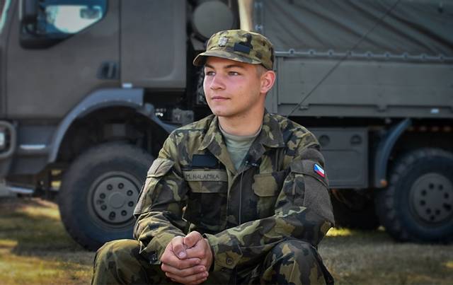 „Pro mne bylo tohle cvičení úžasná možnost, jak si zkusit práci vojáka, naučit se nové věci a zlepšit se jak po fyzické stránce, tak i mentálně – člověka to nejen zocelí, ale dá mu to i nějaký řád do budoucna,“ přiblížil své zkušenosti Marek Halamka, který se letos úspěšně zapojil do stipendijního programu Ministerstva obrany a až bude mít za rok po maturitě, nastoupí k dělostřelcům ve středočeských Jincích.