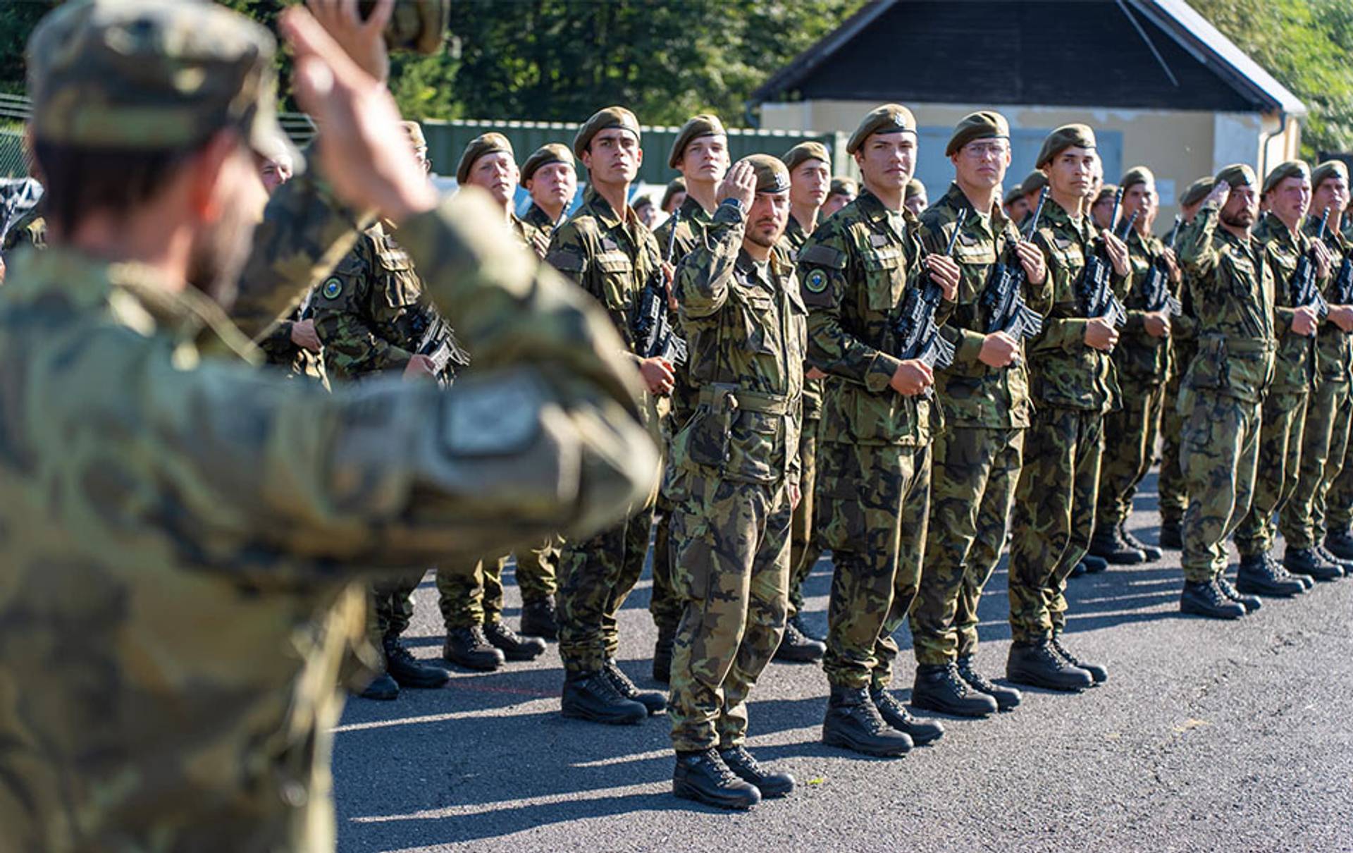 V závěru čtyřtýdenního dobrovolného cvičení už studenti nevypadali jako partička, která se chystá na víkendový výlet, ale jako skuteční vojáci.