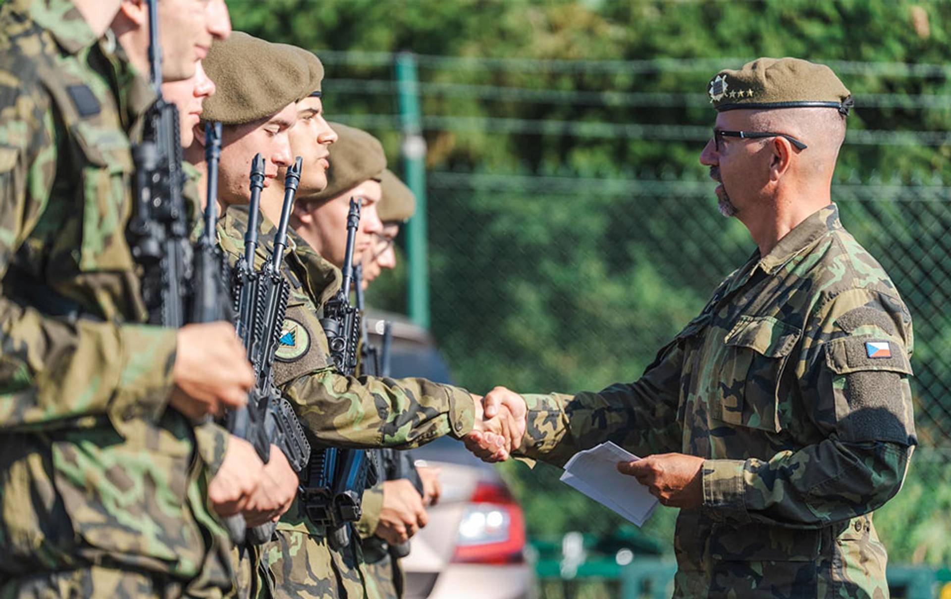 Ještě před středeční přísahou dostali všichni úspěšní absolventi základního výcvikového kurzu osvědčení o jeho absolvování. Předával jim je zástupce velitele 4. brigády rychlého nasazení, plukovník generálního štábu Michal Hajduch.