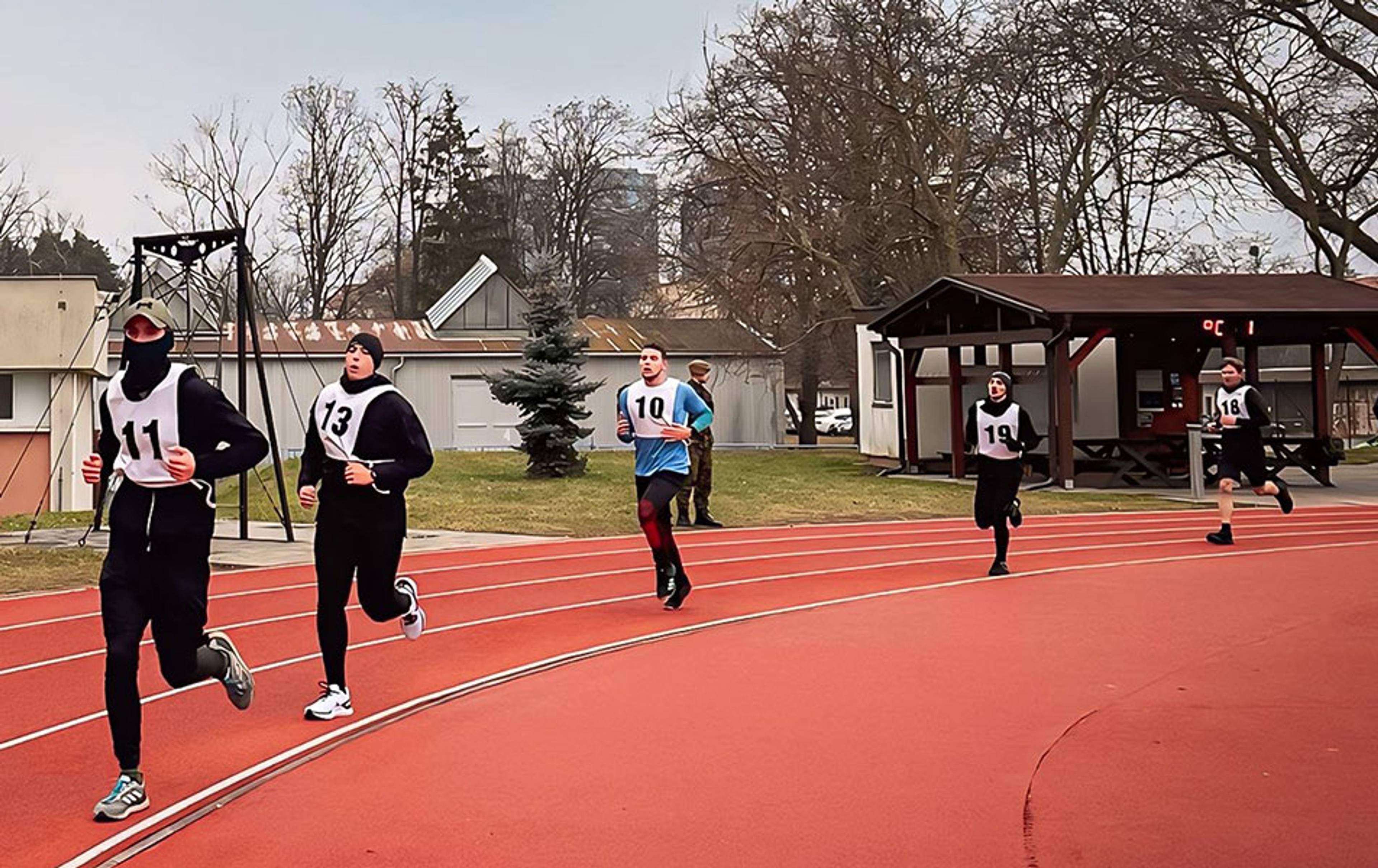 BĚŽECKÁ VYTRVALOST. Z tělocvičny se přesunuli na atletický ovál a po společném startu se vydali na dvanáctiminutový běh, kdy cílem bylo zdolat co největší vzdálenost.