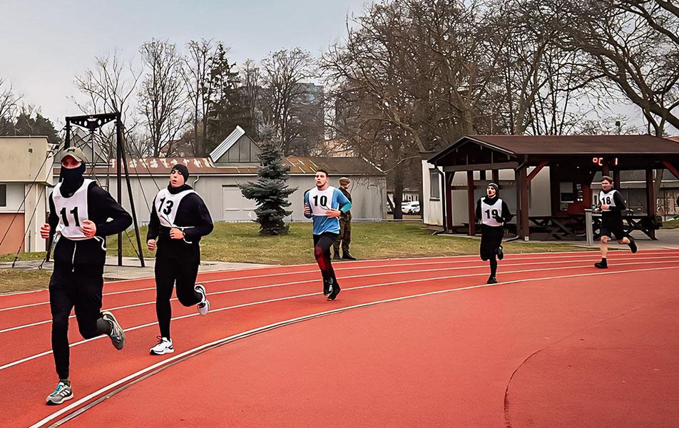 BĚŽECKÁ VYTRVALOST. Z tělocvičny se přesunuli na atletický ovál a po společném startu se vydali na dvanáctiminutový běh, kdy cílem bylo zdolat co největší vzdálenost.