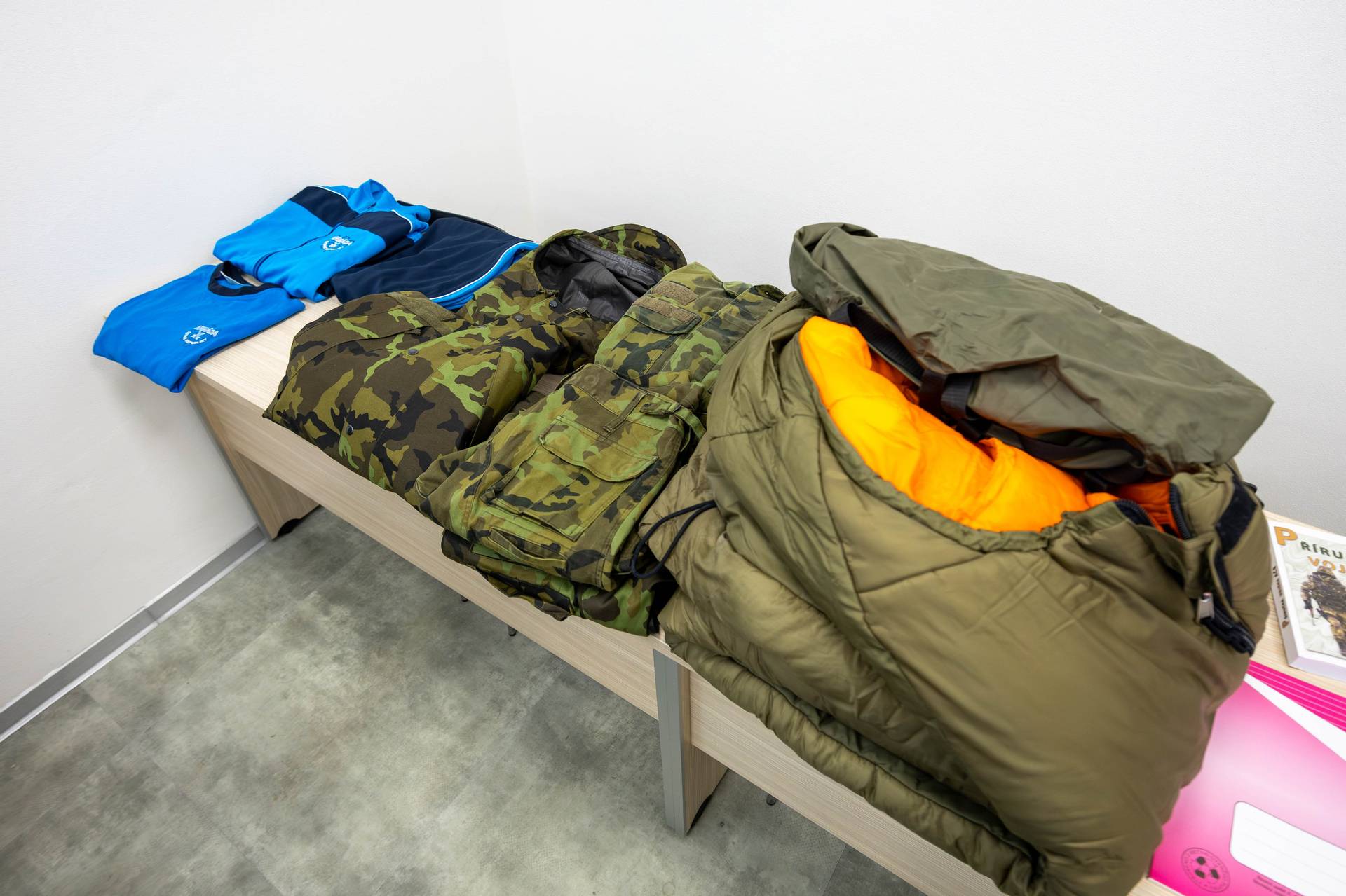 Samozřejmostí je zapůjčení spacáku, ale nově od 1. ledna 2025 také moderní goretexové  bundy, která je vybavena membránou chránící před deštěm, ale zároveň umožňující odvod tělesné vlhkosti.