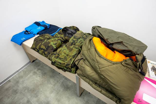 Samozřejmostí je zapůjčení spacáku, ale nově od 1. ledna 2025 také moderní goretexové  bundy, která je vybavena membránou chránící před deštěm, ale zároveň umožňující odvod tělesné vlhkosti.