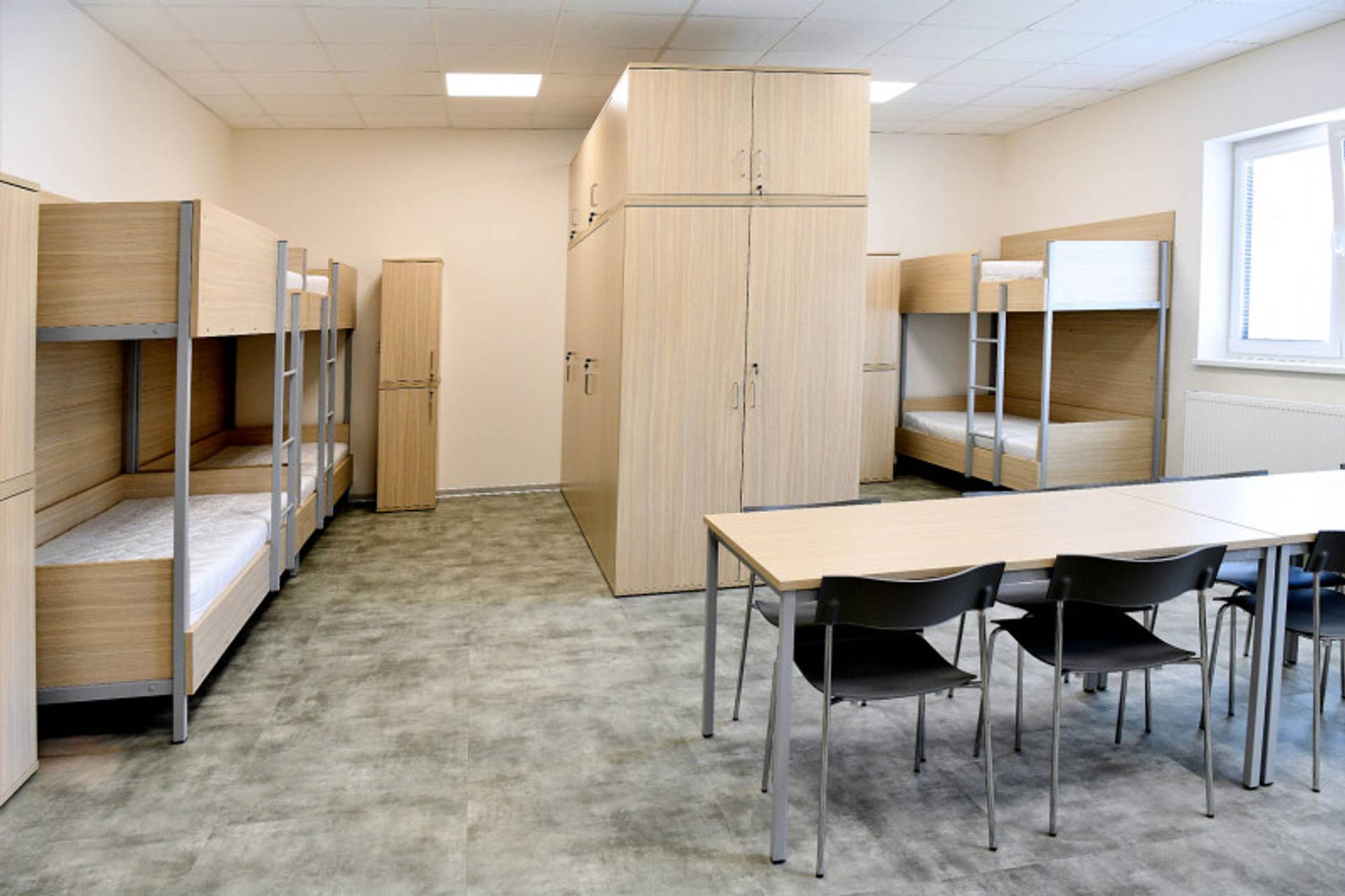 Pokoje jsou vždy pro deset lidí. Kromě paland a úložného prostoru je v nich místo i pro stoly a židle, aby se nováčci měli kde věnovat samostudiu.