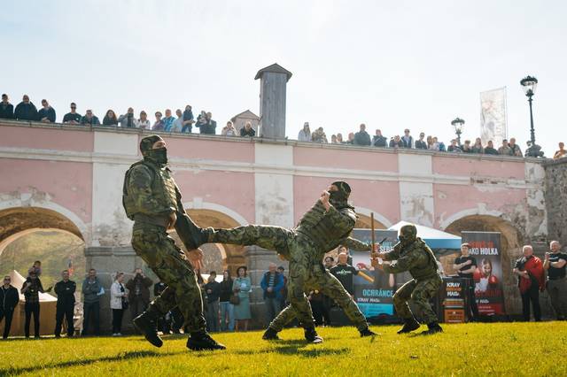 Boj zblízka proti neozbrojenému protivníkovi, ale i proti nepříteli s nožem nebo se střelnou zbraní. Kopy, údery, pády, páky... Vypilované techniky, které mohou i na moderním bojišti leckdy rozhodovat o vojákově životě a smrti. Strhující podívanou po zásluze odměnil potlesk.
