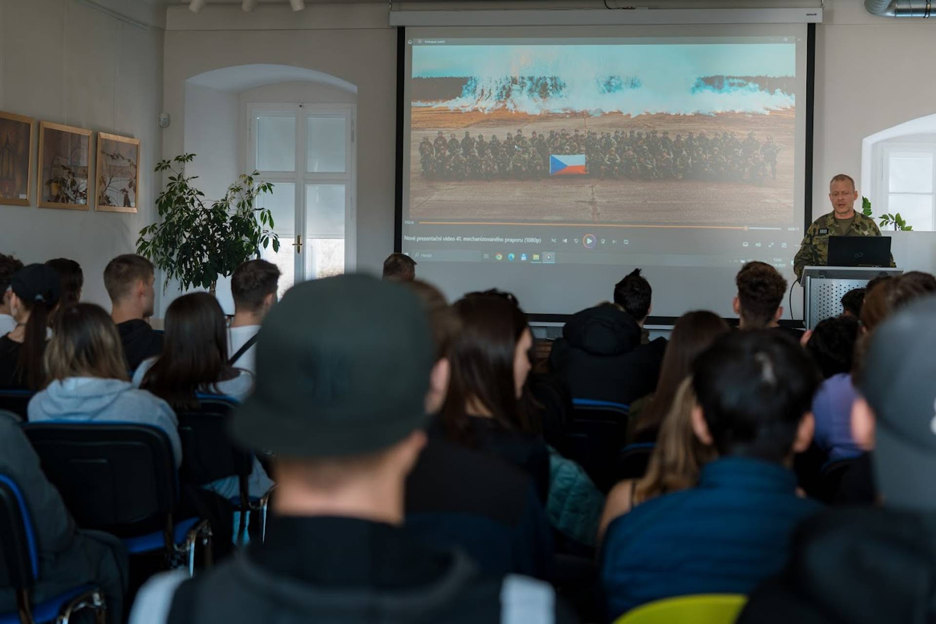 Pro studenty bezpečnostně právního oboru měli v pátek přednášky zástupci armády, policie, hasičů a vězeňské služby. Potěší, že podle mnohých posluchačů měla armáda nad ostatními navrch.