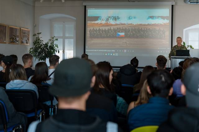 Pro studenty bezpečnostně právního oboru měli v pátek přednášky zástupci armády, policie, hasičů a vězeňské služby. Potěší, že podle mnohých posluchačů měla armáda nad ostatními navrch.