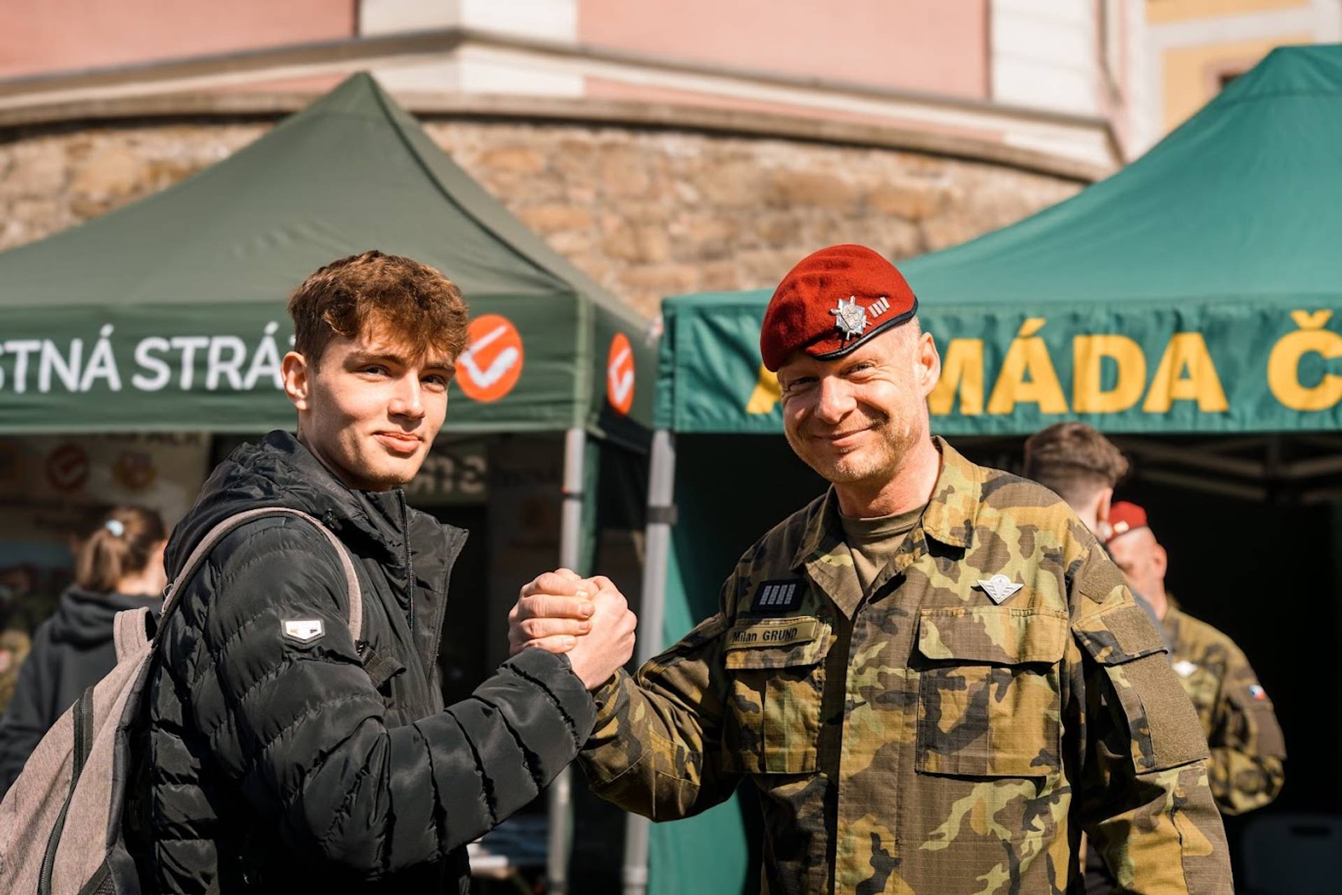 Student druhého ročníku střední školy Daniel Grundmann a rekrutér nadpraporčík Milan Grund si s úsměvem plácli na to, že Daniel se výhledově po maturitě chystá obléknout armádní uniformu. Ještě před tím plánuje účast na prázdninovém dobrovolném vojenském cvičení pro středoškoláky.