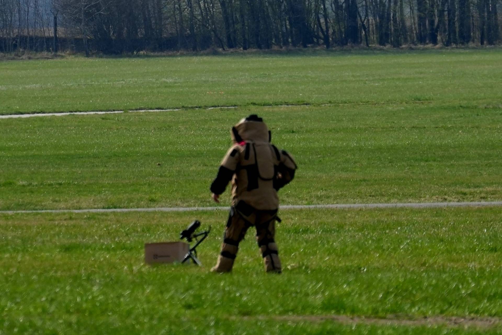 Pyrotechnik v ochranném obleku umisťuje rostřelovač do bezprostřední blízkosti podezřelé krabice, v níž by mohlo být nástražné výbušné zařízení. Ženijní pluk sídlí v Bechyni v rozlehlém areálu bývalého vojenského letiště, vojáci tady mají klid a prostor pro výcvik.