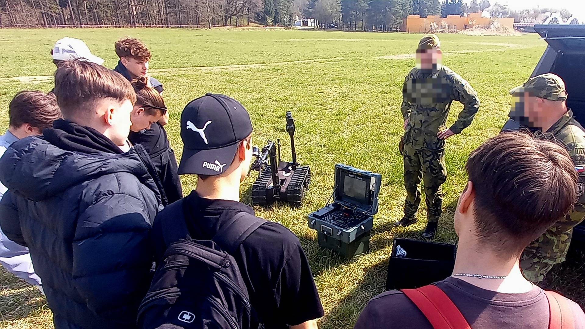 Ještě před tím, než se k nebezpečnému předmětu vydá pyrotechnik osobně, může k němu poslat dálkově ovládaného robota na pásovém podvozku. Ten je vybaven mimo jiné kamerou či mechanickou rukou. Záběry může voják sledovat na obrazovce v bezpečné vzdálenosti.