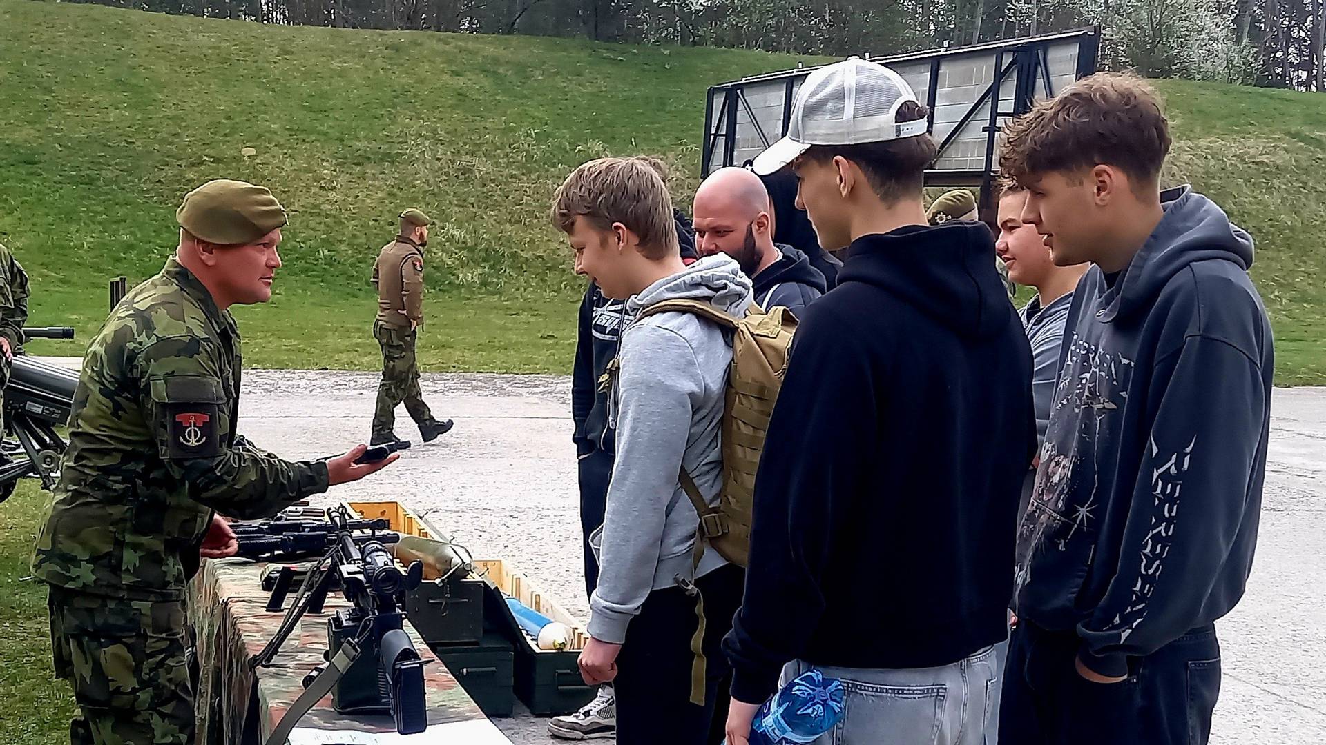 Ukázka ručních zbraní, jimiž jsou bechyňští vojáci vybaveni, studenty zaujala. Osahat si mohli jak pistoli CZ P-10C, útočnou pušku CZ Bren 2 v kratší i delší verzi, pušku pro přesnou střelbu CZ Bren 2 PPS, kulomet MINIMI a další.