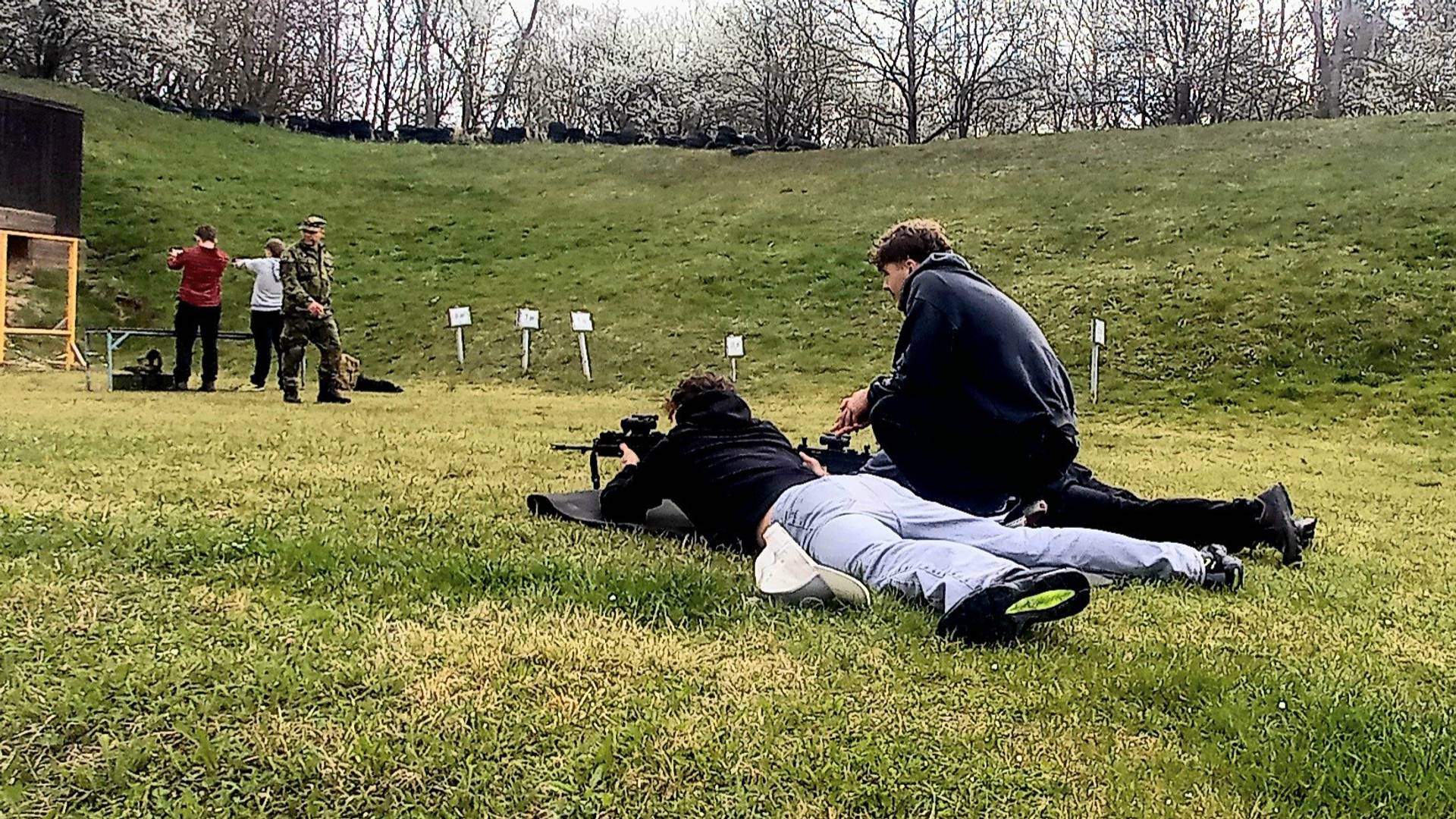 Pistoli a útočnou pušku si pak mohli studenti přímo vyzkoušet na střelnici, kde ovšem nestříleli ostrými náboji, ale snažili se zasahovat terče laserovým paprskem. Při tom nicméně používali naprosto stejné zbraně, jimiž je standardně vybavena Armáda ČR.