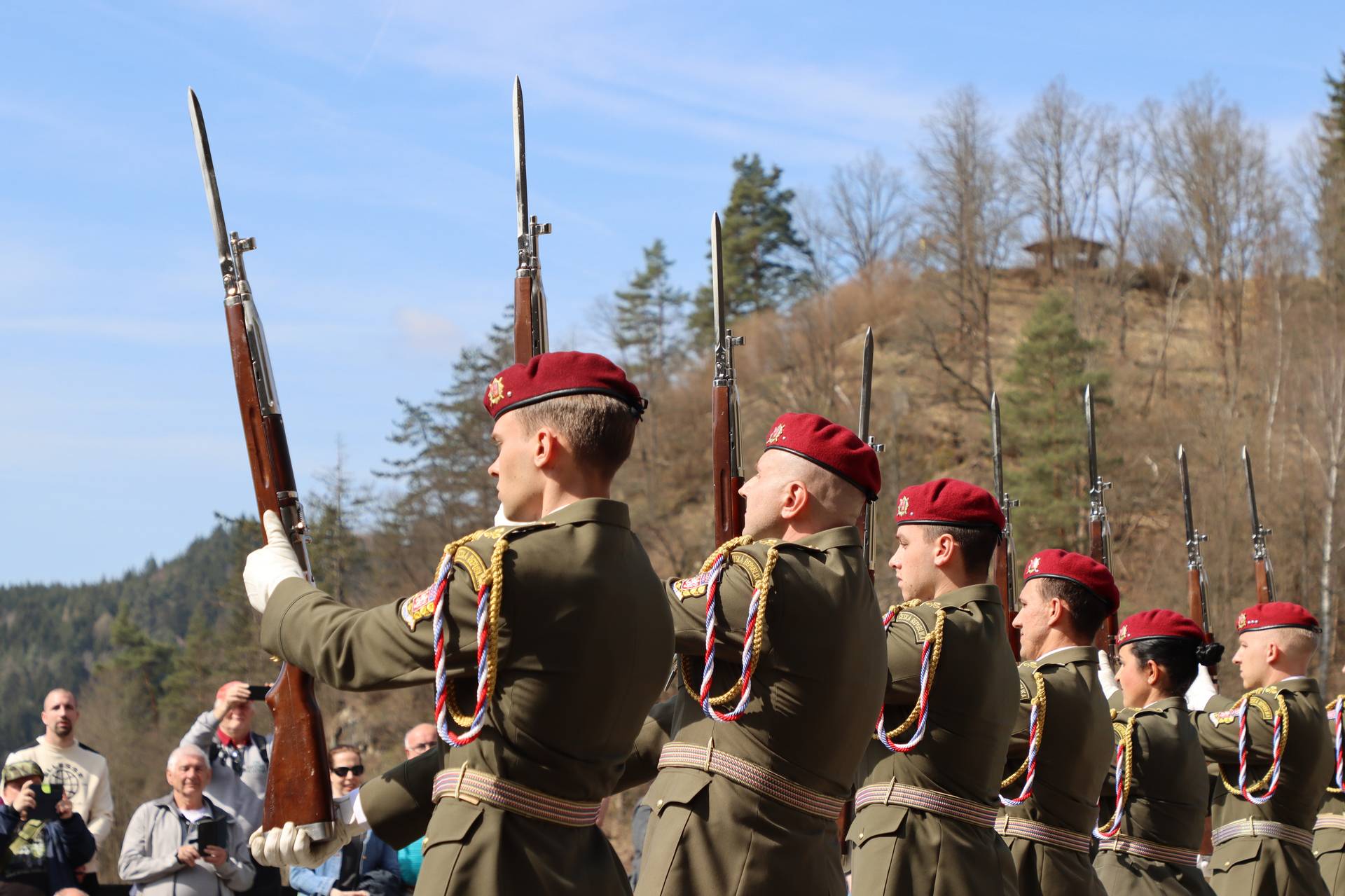 Výstavní skříň armády - Čestná stráž. Její příslušníky můžete vidět při různých oficiálních příležitostech nebo exhibicích. Dokonalost a souhra v každém pohybu je samozřejmostí.
