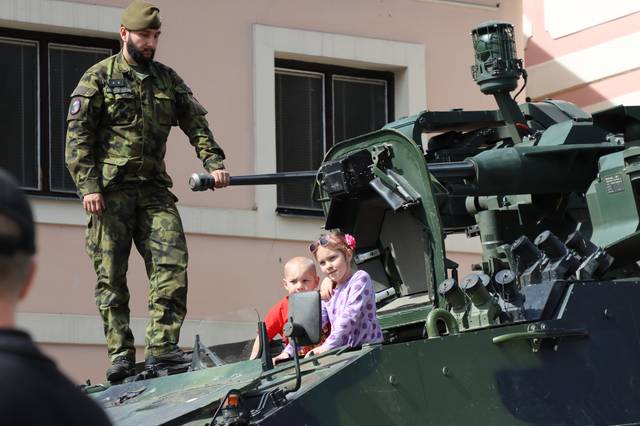 Z vystavené techniky budil největší zájem obrněný transportér Pandur. Velcí i malí si ho mohli prohlédnou zvenku i zevnitř.