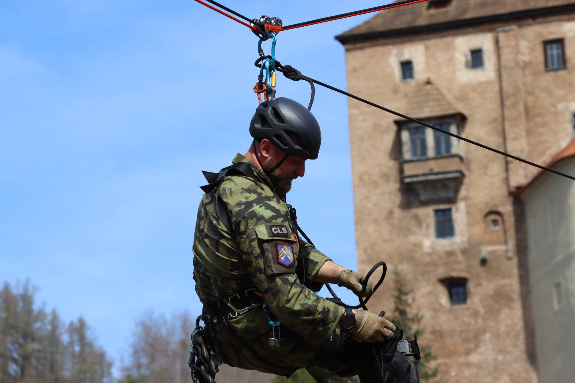 Ukázky lezecké techniky v prostorách starobylého hradu byly pro diváky jednou z nejatraktivnějších částí programu. Vojenské lezení je v armádě součástí speciální tělesné přípravy a na Bečově ho předvedli vojáci z 13. dělostřeleckého pluku v Jincích.