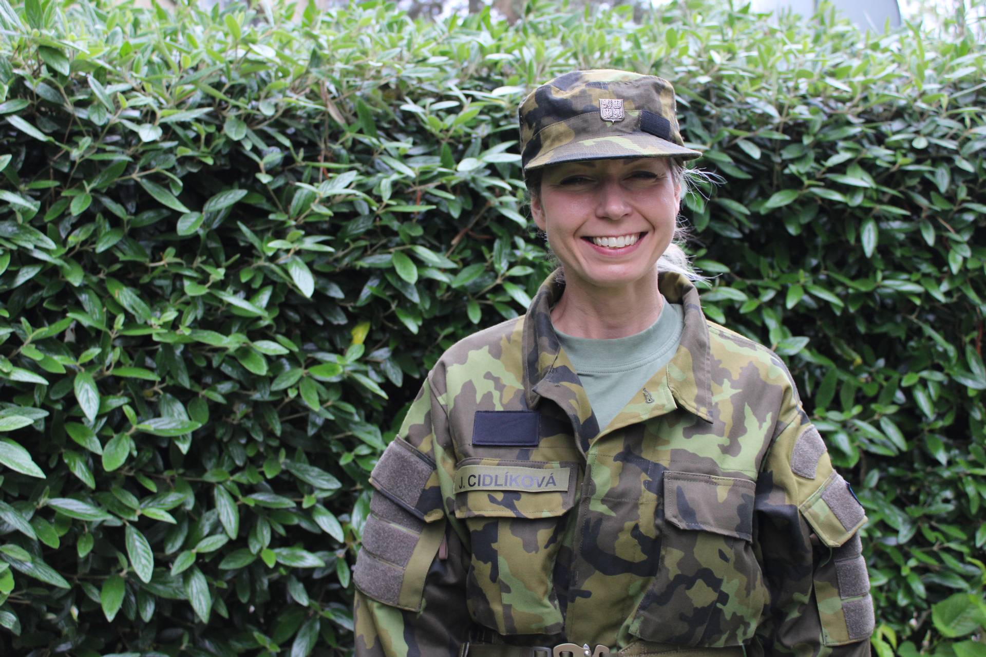 Novopečená vojínka Jana Cidlíková v právě nafasované maskáčové uniformě prožívá první dny své armádní kariéry při základním výcviku.