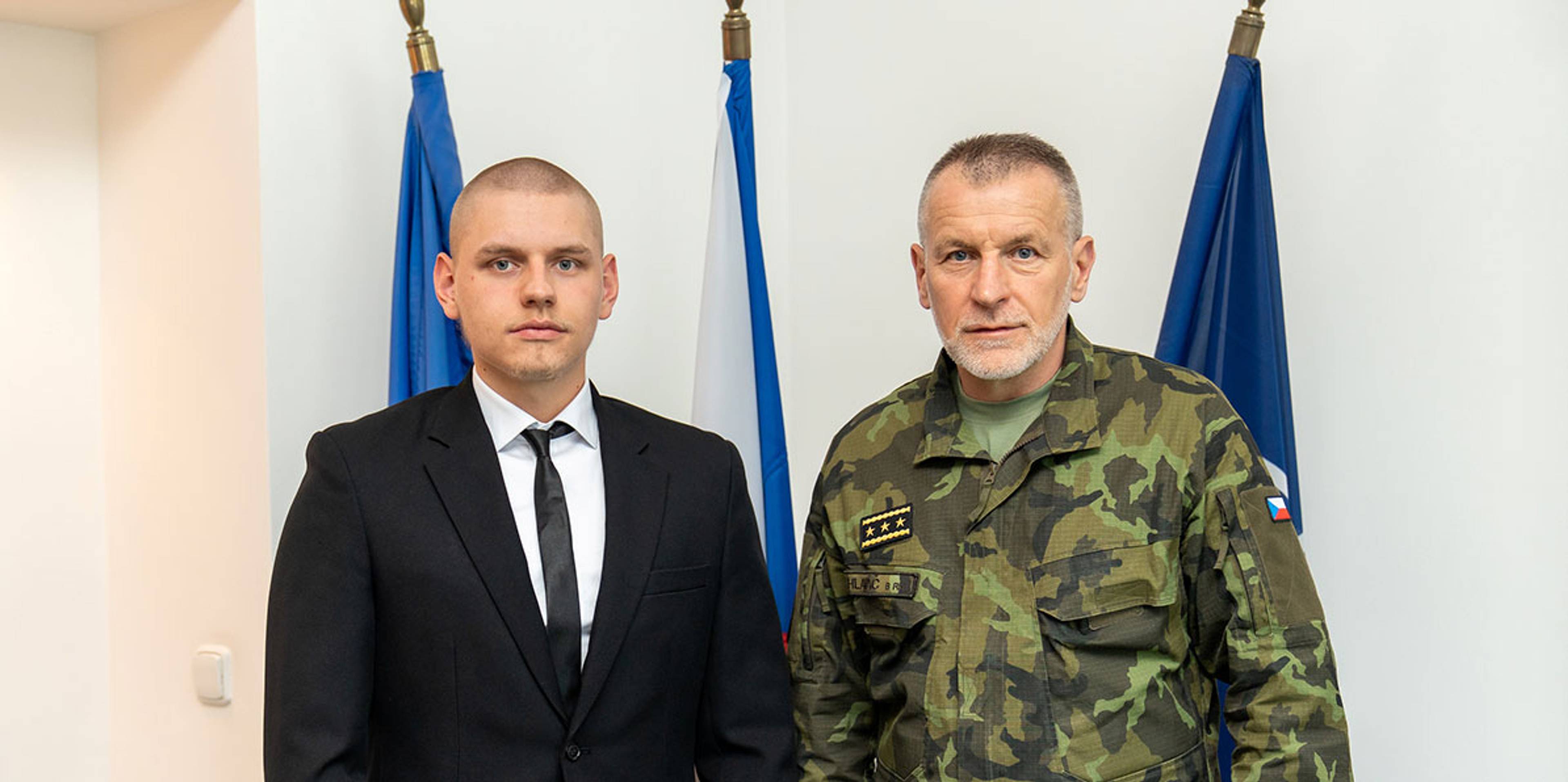 generalporucik-hlavac-ocenil-stipendistu-za-pomoc-pri-dopravni-nehode-1194x596.jpg