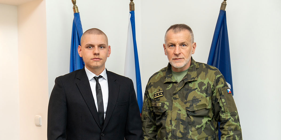 generalporucik-hlavac-ocenil-stipendistu-za-pomoc-pri-dopravni-nehode-1194x596.jpg