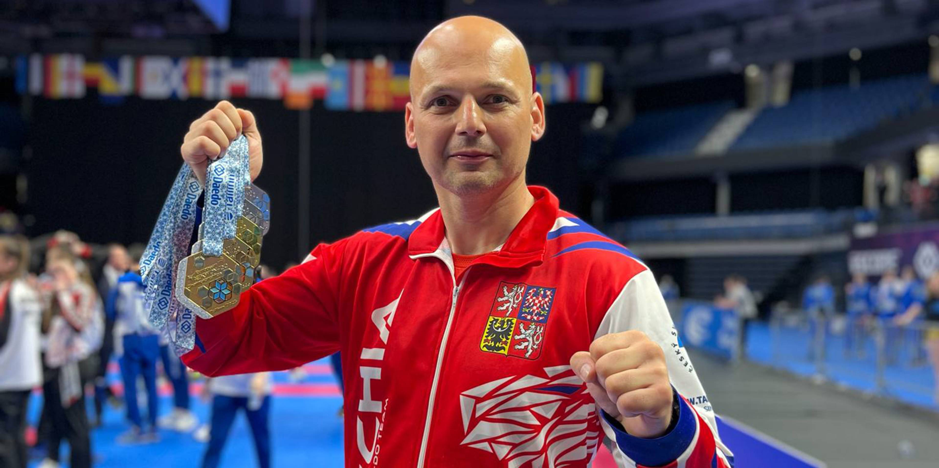 acr-svetovy-bojovnik-taekwondo-pracuje-jako-rekruter-motive.jpg