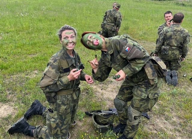 Armádní líčení. Součástí základního výcviku je i praktický nácvik kamufláže, aby vojákův světlý obličej nepůsobil jako takzvaný demaskující prvek.