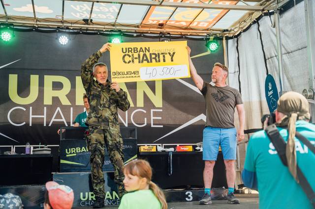 Výtěžek z běhu Urban Challenge Charity, v němž všichni zúčastnění přispívají na dobročinnost částkou 500 korun ze svého startovného. Slavnostní předání obstarali druhý muž nejvyššího velení armády generálporučík Miroslav Hlaváč a hlavní pořadatel akce Antonín Pospíchal.