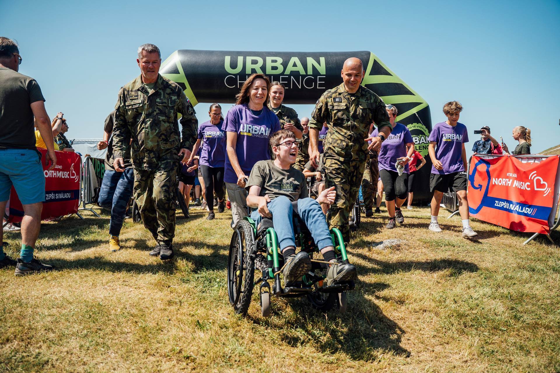Urban Challenge Heroes. Běh navržený speciálně pro děti s hendikepem, jimž umožňuje zažít radost z překážkového závodu. Tito malí hrdinové se díky asistenci dobrovolníků vydali na trasu o délce jednoho kilometru. Na snímku jako doprovod jednoho z účastníků běží ředitel Agentury personalistiky brigádní generál Vladimír Studený a jihočeské rekrutér a světový šampion v taekwondo František Jeřábek.