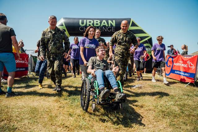 Urban Challenge Heroes. Běh navržený speciálně pro děti s hendikepem, jimž umožňuje zažít radost z překážkového závodu. Tito malí hrdinové se díky asistenci dobrovolníků vydali na trasu o délce jednoho kilometru. Na snímku jako doprovod jednoho z účastníků běží ředitel Agentury personalistiky brigádní generál Vladimír Studený a jihočeské rekrutér a světový šampion v taekwondo František Jeřábek.