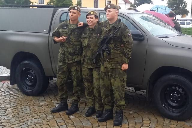 Majorka Lucie Vaňková je hrdá na syna Michaela (vpravo se zbraní), který právě složil vojenskou přísahu. Třetím vojákem na fotce je Michaelův bratranec, který slouží u 4. brigády rychlého nasazení v Žatci.